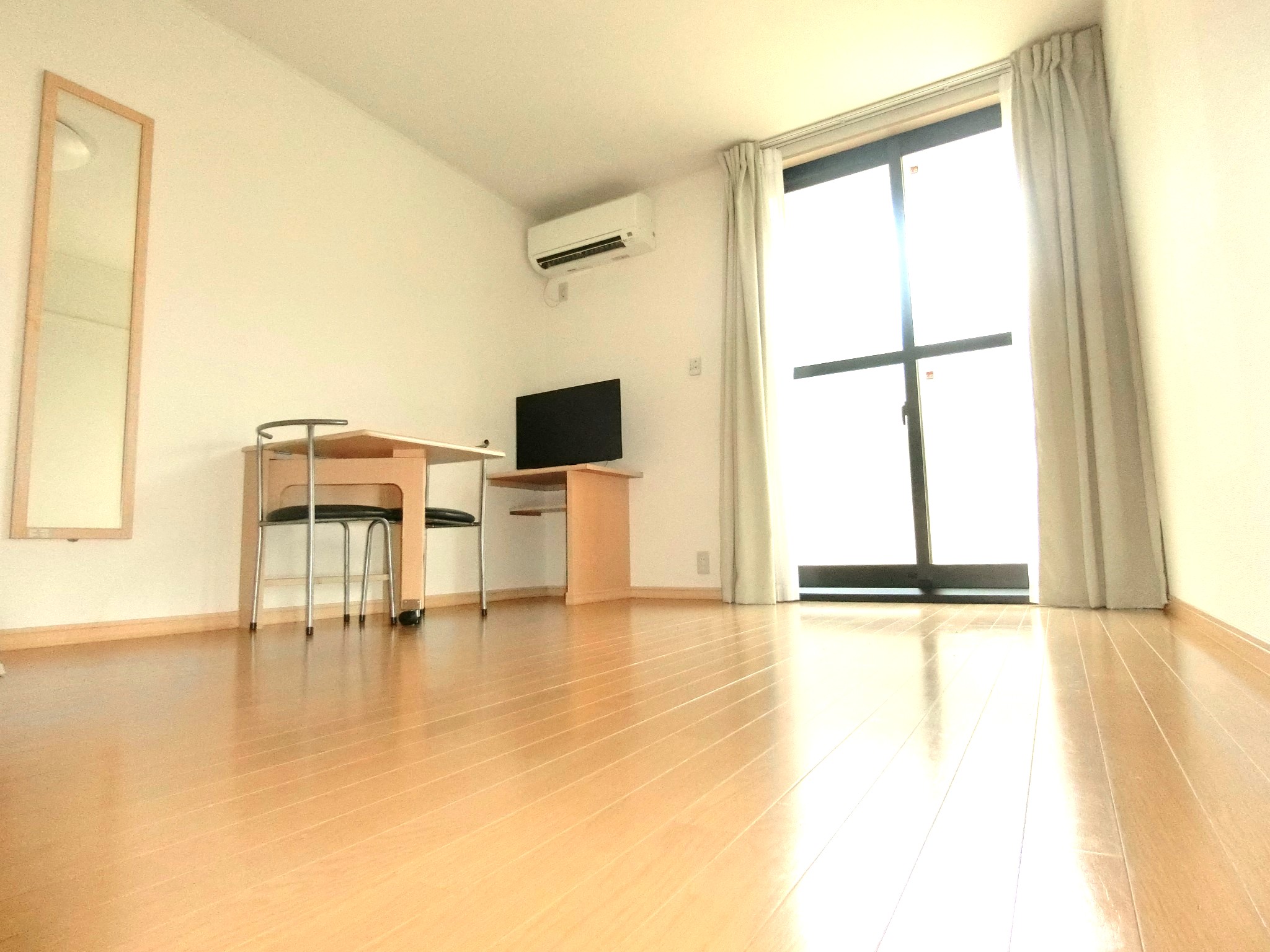 その他　折り畳机とイス・テレビ・エアコン・カーテン・照明・鏡を完備☆