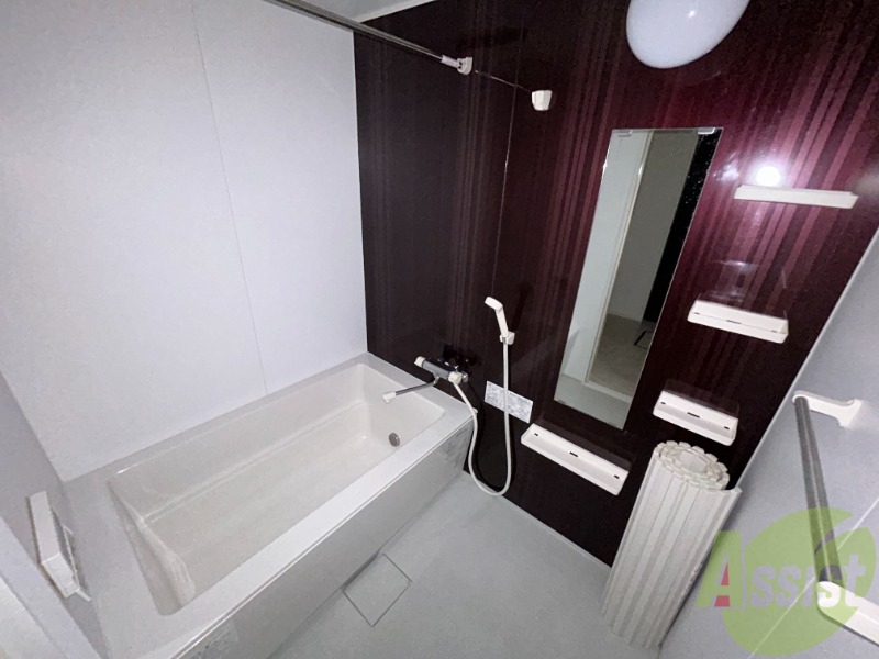 バス・シャワールーム　浴室は広めなのでゆったり落ち着けそうですね。