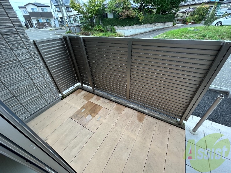 バルコニー　ウッドデッキがあります。イメージできますか？