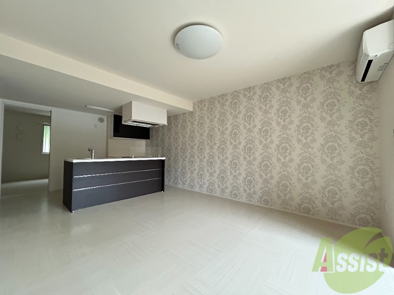 居室・リビング　１２．８帖のＬＤＫです。広々としてきれいですね。