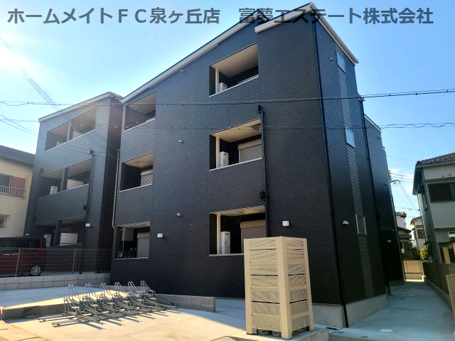 建物外観　右：2号館　左：1号館