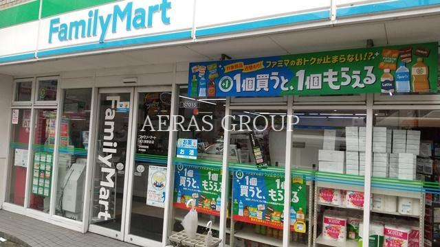 コンビニ　ファミリーマート 大久保駅前店（コンビニ）まで95m
