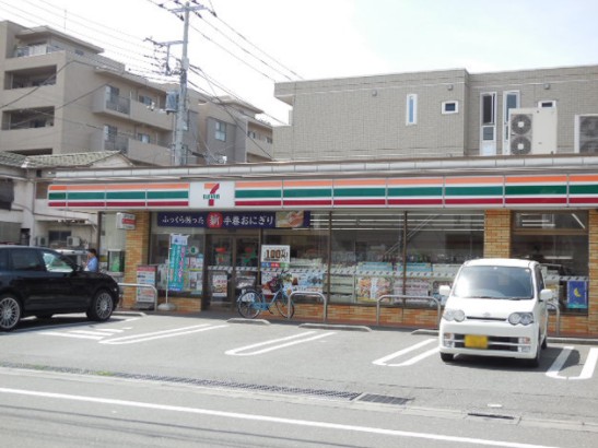 コンビニ　セブン-イレブン大田区新蒲田３丁目店（コンビニ）まで689m