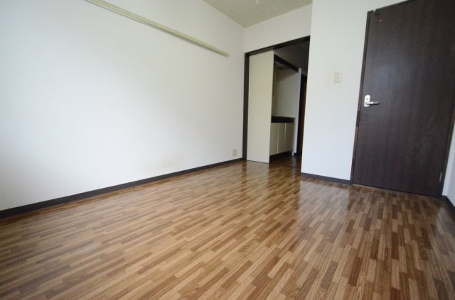 居室・リビング　床色が落ち着いた色合いで綺麗です♪