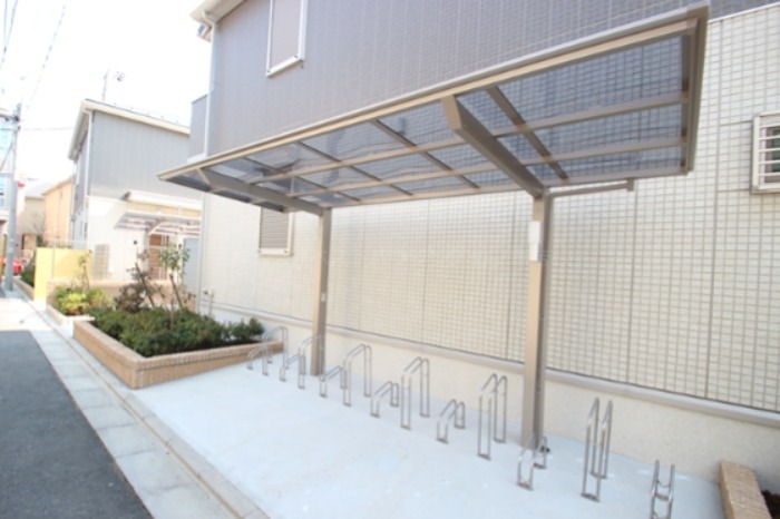 駐車場　屋根付き駐輪場