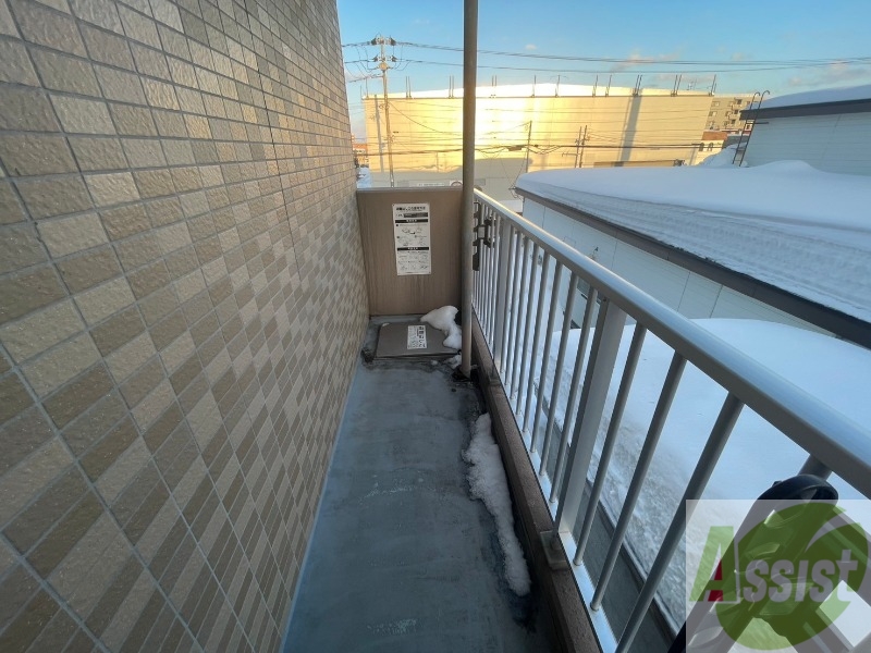 バルコニー　バルコニーです。洗濯物を干すもよし、一息つくもよしですね。