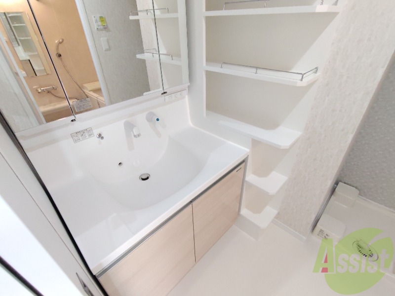 洗面設備　洗面台はシャワーノズルも付いて便利に活用できます