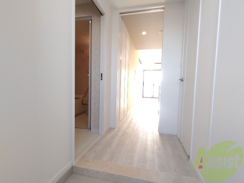 玄関　玄関からの様子です。綺麗なフローリングが広がっています。