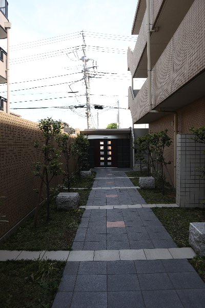 エントランス　落ち着いたエントランスです