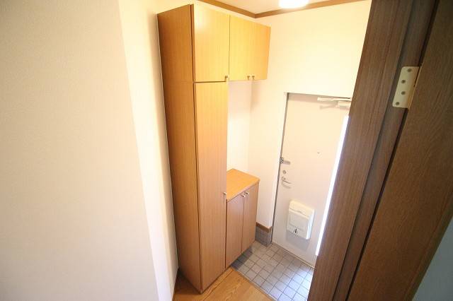 玄関　玄関収納もございます。