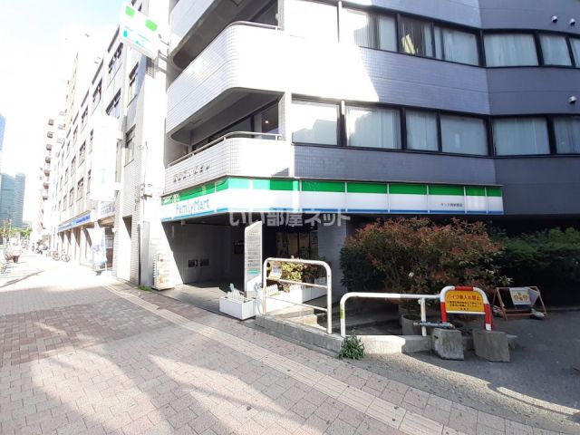 コンビニ　ファミリーマートサンズ西新宿店（コンビニ）まで325m