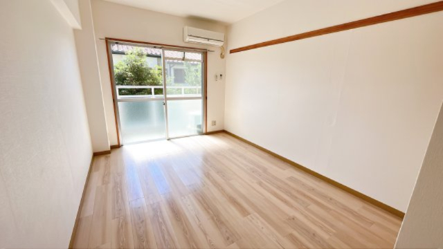 居室・リビング　別部屋同一間取りのお写真となります。