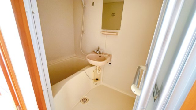 バス・シャワールーム　別部屋同一間取りのお写真となります。