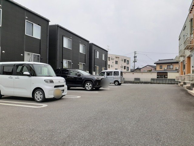 駐車場　駐車場に車を止められます