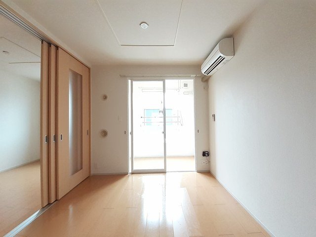 居室・リビング　こちらの居間で趣味の時間をお楽しみください