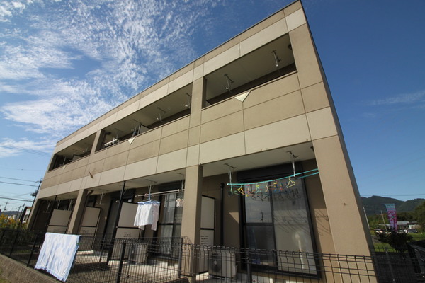 建物外観　２階建てマンション