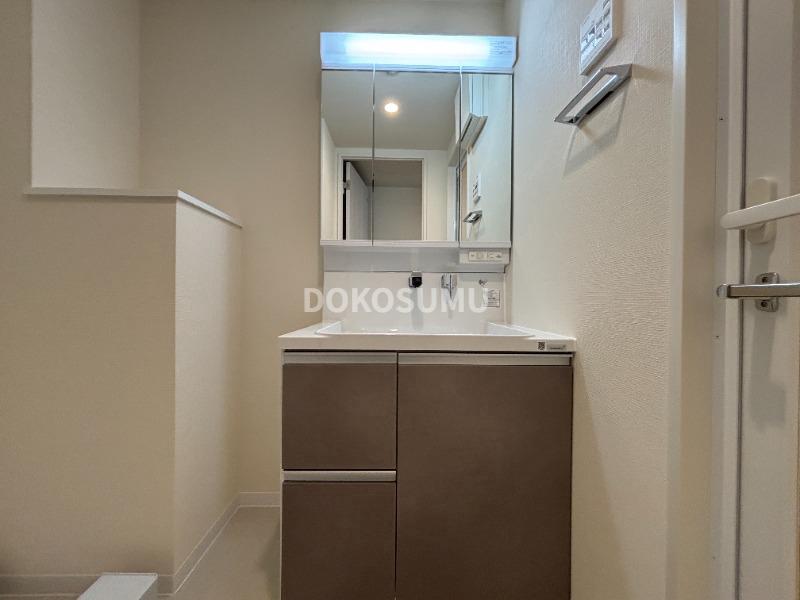 洗面設備　忙しい朝もスムーズに。使いやすさを追求した清潔な洗面空間。