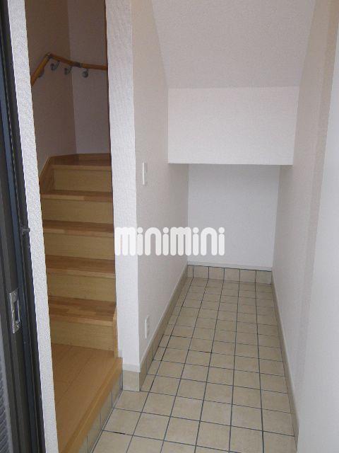 玄関　玄関横に、収納スペースあります。