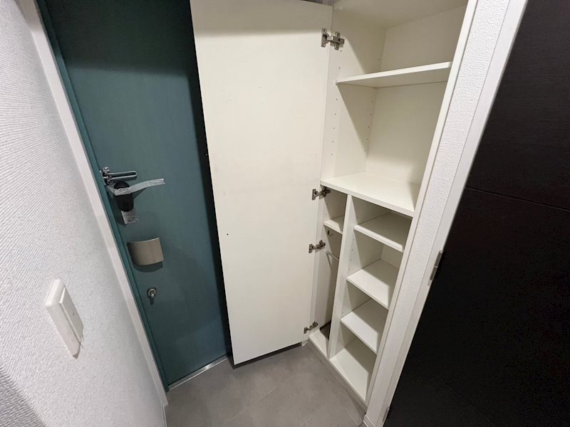 玄関　天井高シューズクローゼット