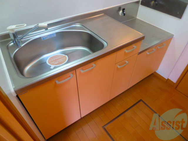 キッチン　６帖の洋室です。広々として、きれいですね。