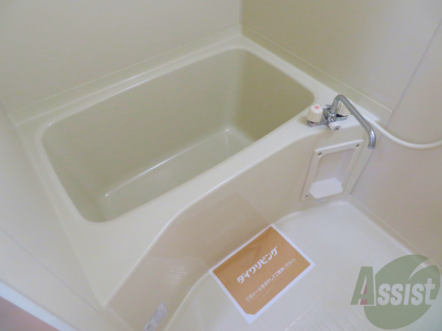 バス・シャワールーム　バスルームは狭すぎず、シャワーも浴びやすそうです。