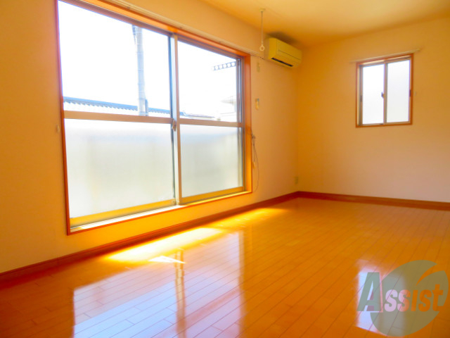 居室・リビング　８．３帖の洋室です。広々として、きれいですね。