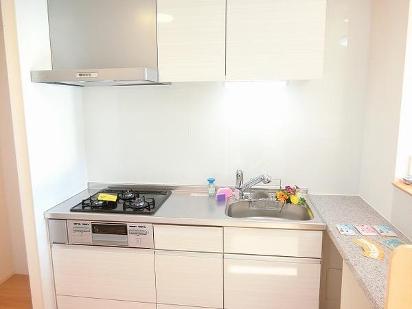 キッチン　３口コンロ付きシステムキッチン！