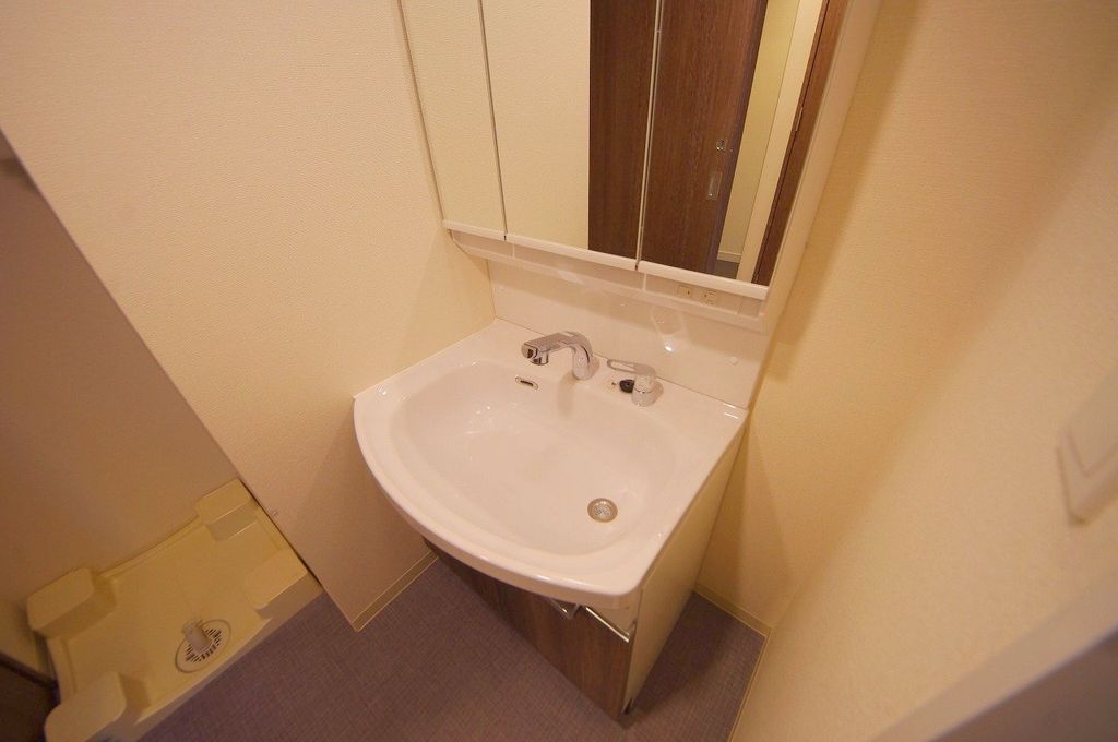 洗面設備　同じ建築会社が建てた別の物件の写真です。