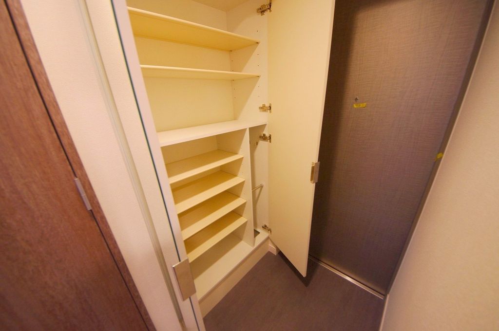 玄関　同じ建築会社が建てた別の物件の写真です。