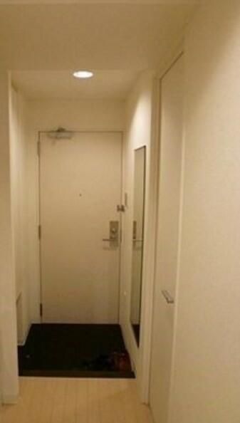 玄関　※別部屋の参考写真です。