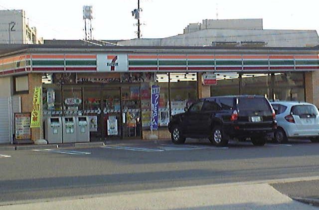 コンビニ　セブンイレブン（コンビニ）まで465m