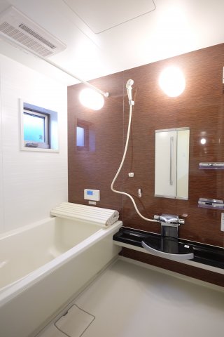 バス・シャワールーム　ユニットバスは浴室乾燥暖房機能付きです