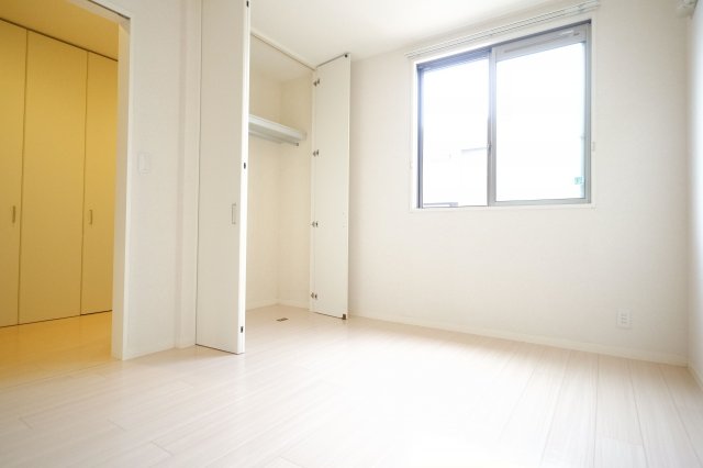 その他部屋・スペース　北側洋室　大きめの窓で光や風もたくさん入ります