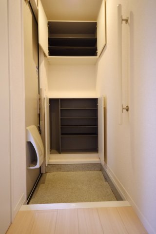 玄関　玄関収納は上下に分かれたカウンター付タイプです