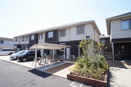 駐車場　建物前が駐車場