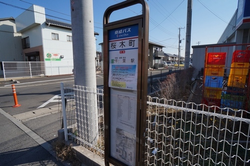 エントランス　敷地入口にバス停があり乗車２０分で千葉駅へ行けます