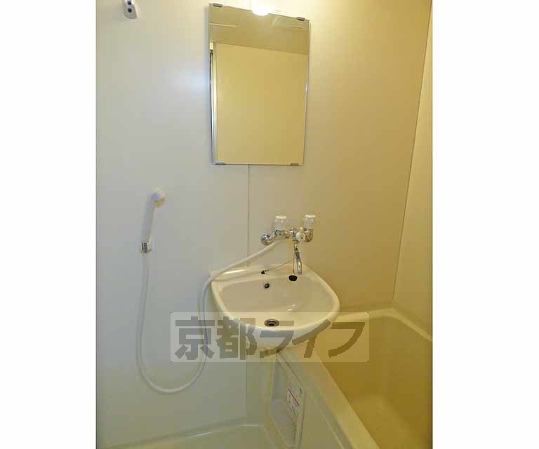 洗面設備　バスルームと一体となった洗面所です。