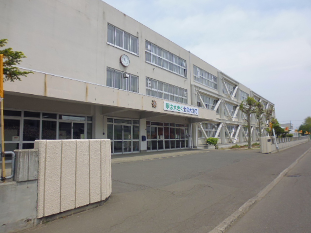 小学校　札幌市立新琴似北小学校（小学校）まで687m