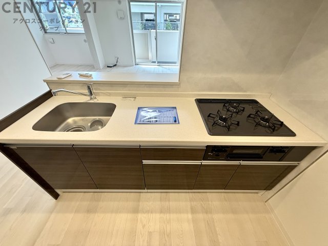 キッチン　収納豊富なシステムキッチン3口ガスコンロ付き！