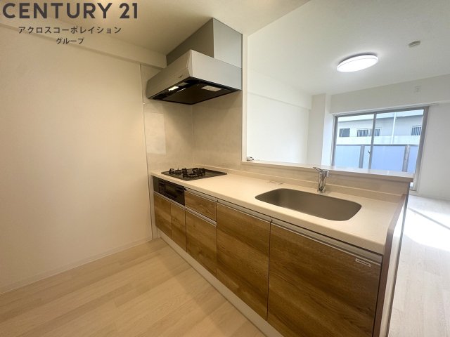 キッチン　人気の対面式システムキッチン！３口ガスコンロ付き！