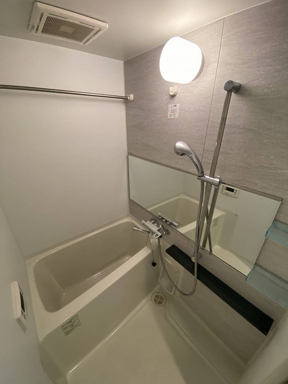 バス・シャワールーム　鏡がワイドで、高級感があります。