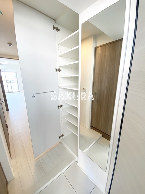 玄関　嬉しい人感センサー付き・シューズボックス付き♪