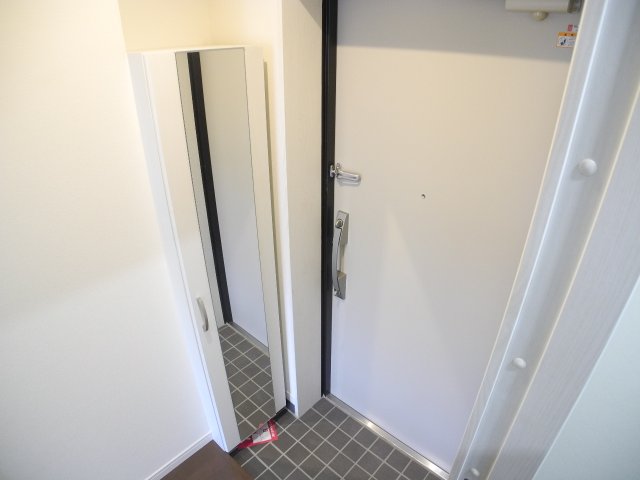 玄関　※同物件同タイプのお部屋のお写真です。