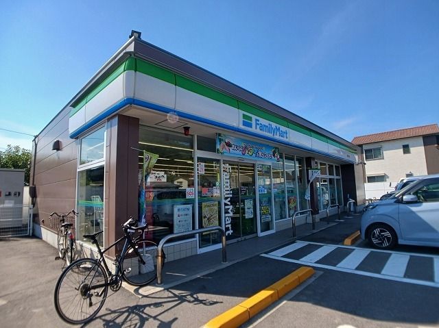 コンビニ　ファミリーマート鶴市明見店さん（コンビニ）まで600m