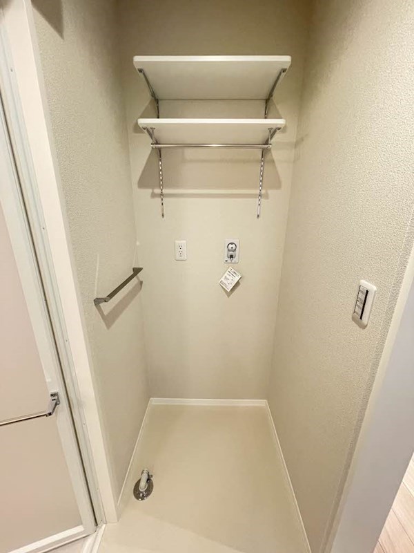 その他　可動棚付きで洗剤等収納できる洗濯機置き場です！