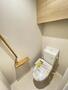 トイレ　戸棚付きで掃除道具等隠せます！収納力バッチリ◎温水洗浄暖房便