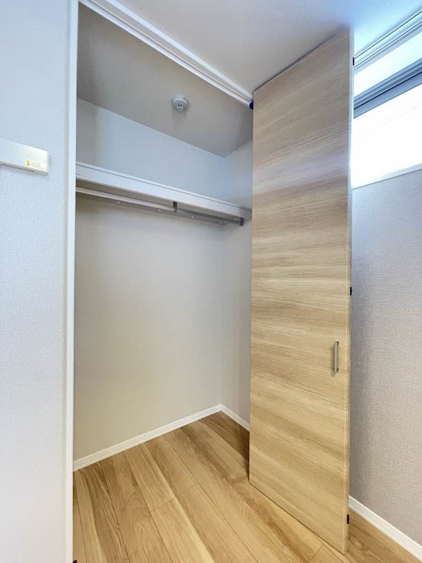 その他設備　ハンガーパイプがあり収納しやすいです！上部には棚があり使用頻