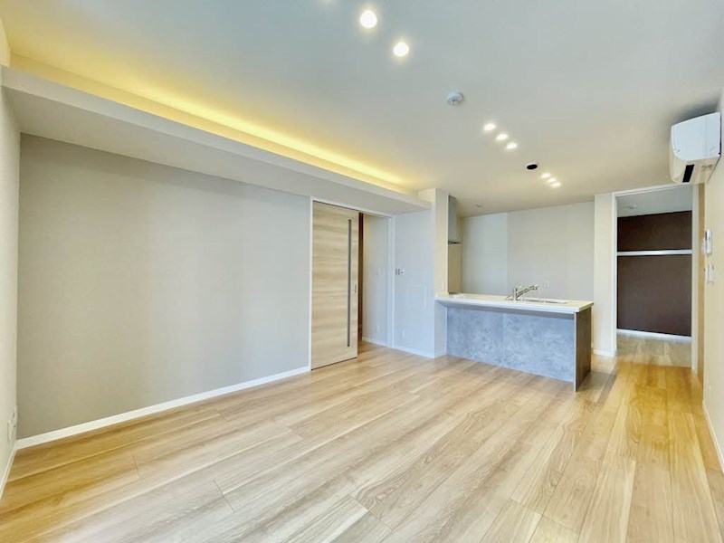 居室・リビング　13.5帖の広々としたリビングです☆アクセントクロスがおしゃ