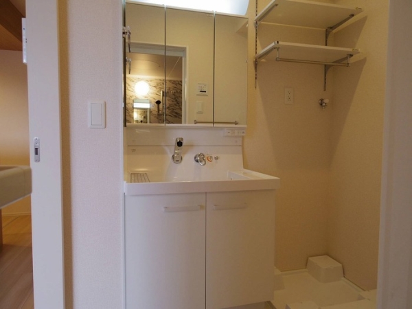 洗面設備　独立洗面台で朝の準備も快適です♪