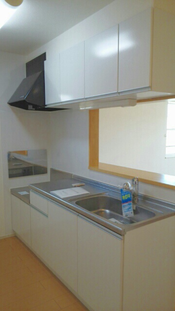 キッチン　明るい陽射しが差し込む、人気のカウンターキッチン